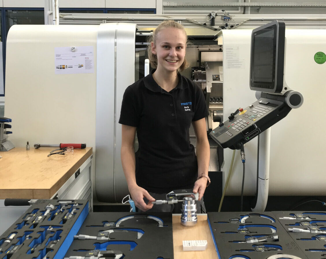 Powerfrau Merle Ruffing vertritt Deutschland bei der WM der Berufe in der Disziplin CNC-Drehen