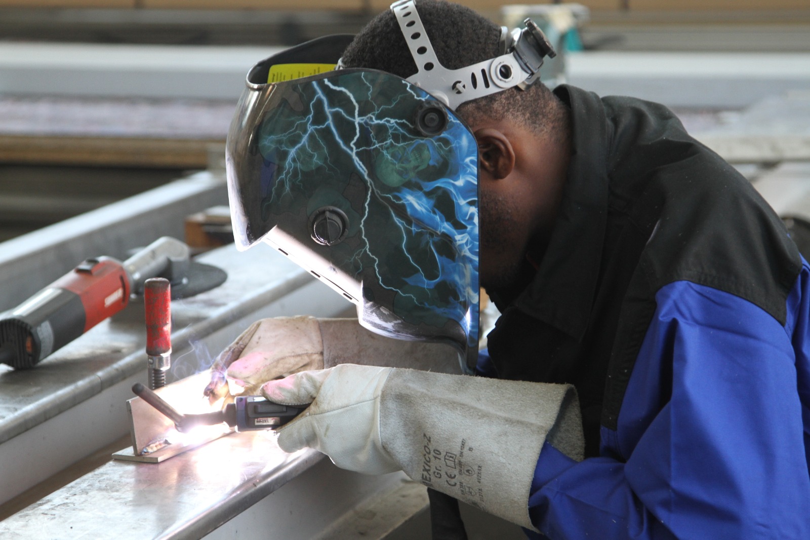 Schweißer Christopher Appiah aus Ghana startet für Deutschland bei den WorldSkills in Shanghai // Welder Christopher Appiah from Ghana competes for Germany at the WorldSkills in Shanghai