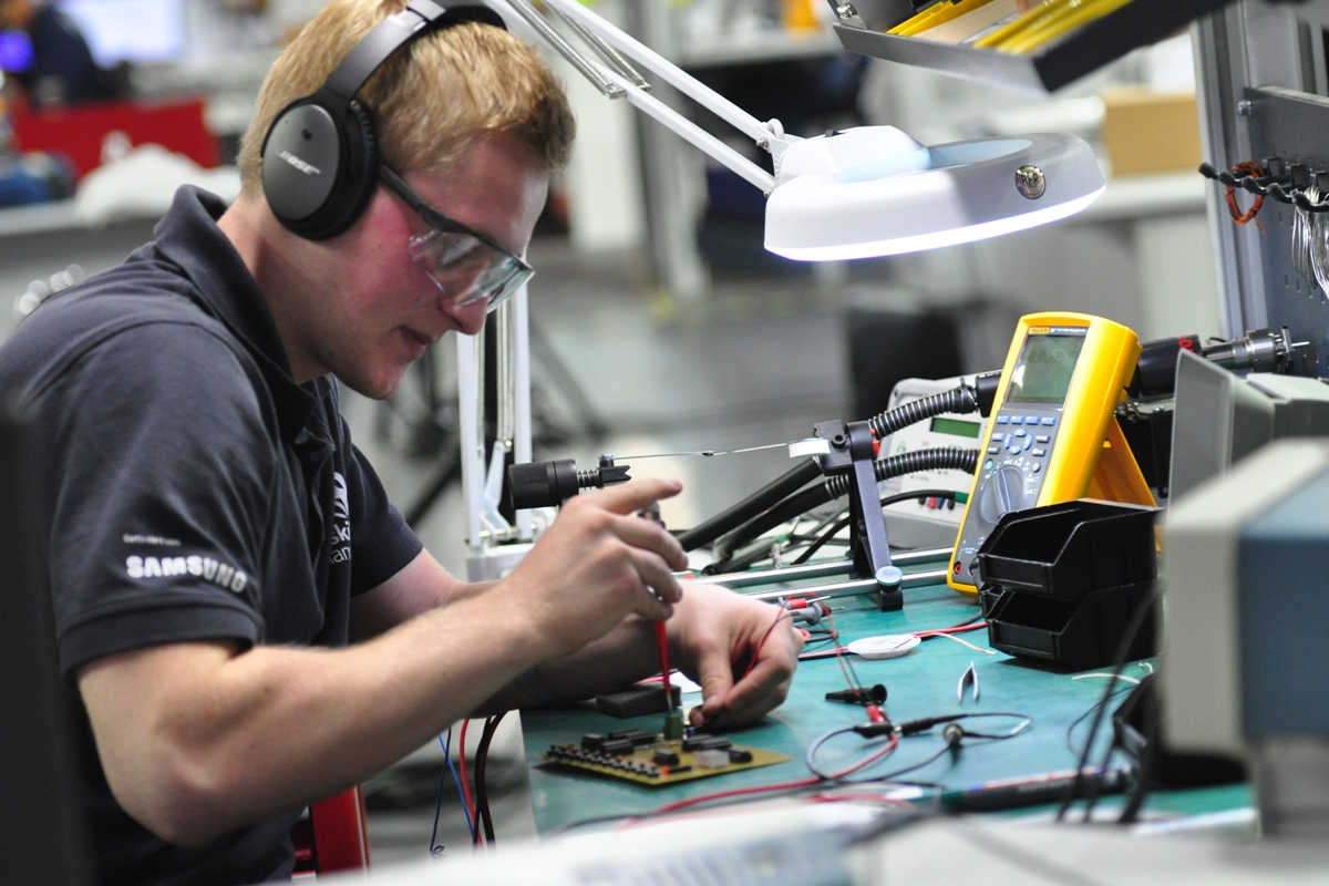 Den Elektronikern auf die Finger schauen