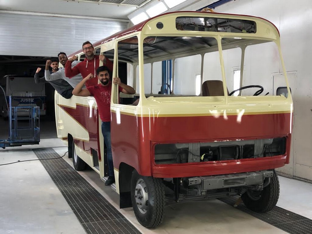 Einzigartiges Azubi-Projekt: Oldtimer-Bus „Josefine“ erstrahlt in neuem Glanz