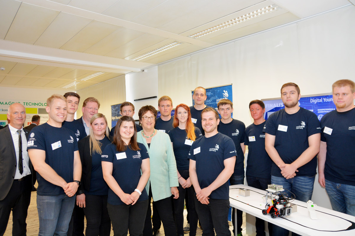 „Digital Youngsters“ im Talk mit Bundeswirtschaftsministerin auf DIV-Bildungsgipfel