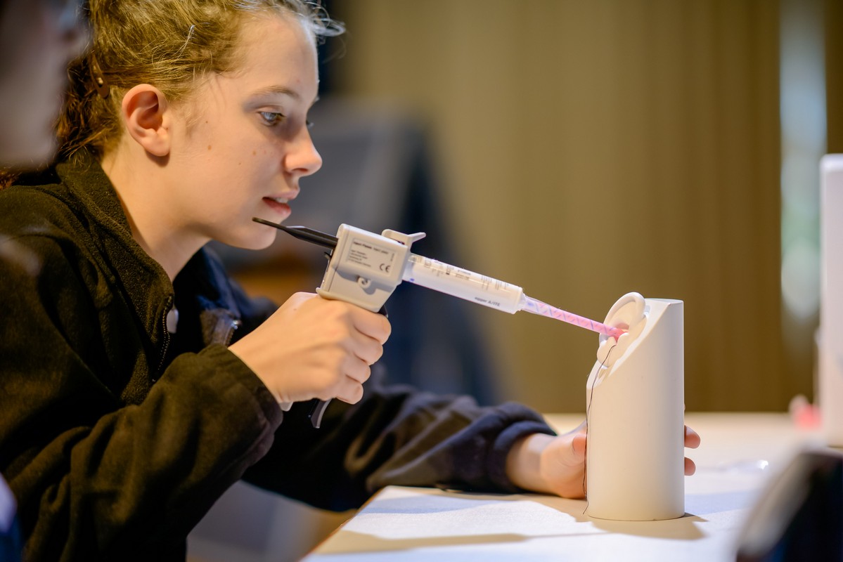 Keine Berührungsängste: Jugendliche packen gern auch mal an