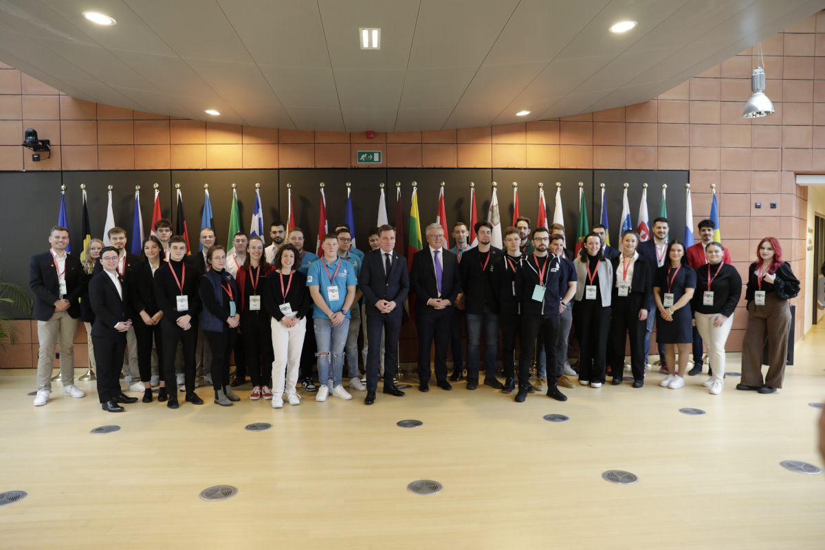 Deutsche WorldSkills- und EuroSkills-Champions treffen EU-Kommissar - worldskillsgermany.com